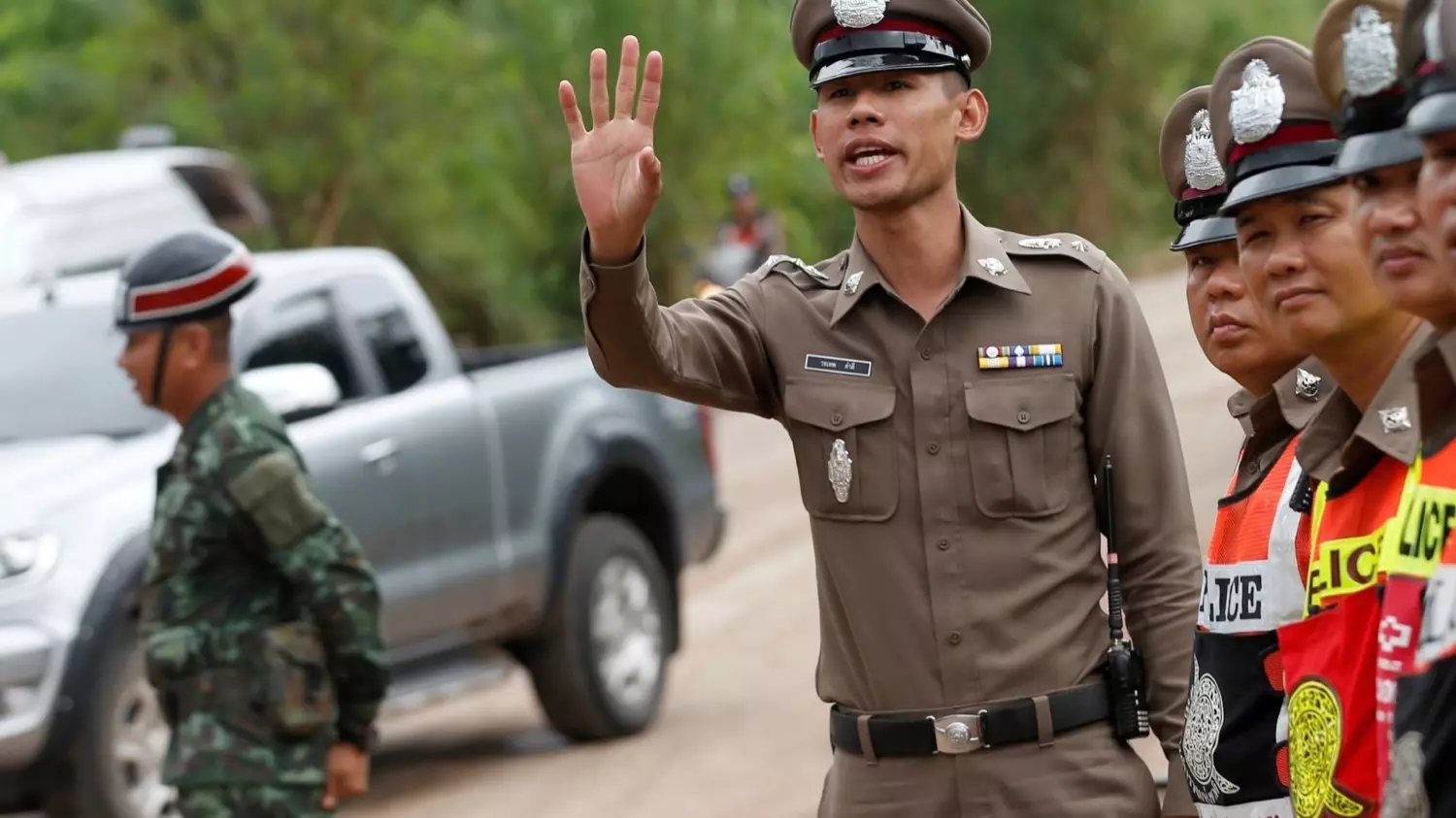 Полицейские Таиланда даже проверяют сумки туристов в поисках запрещенных электронных сигарет