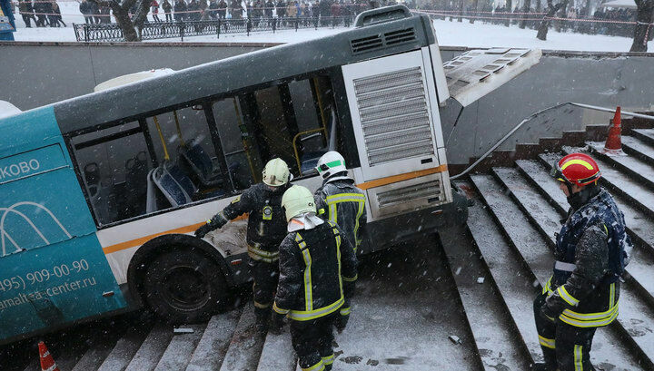 Въехавший в переход у метро «Славянский бульвар» водитель не признал вину