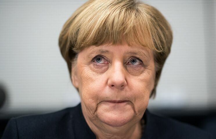 Charlie Hebdo показал Меркель с отрезанной головой Шульца в руках
