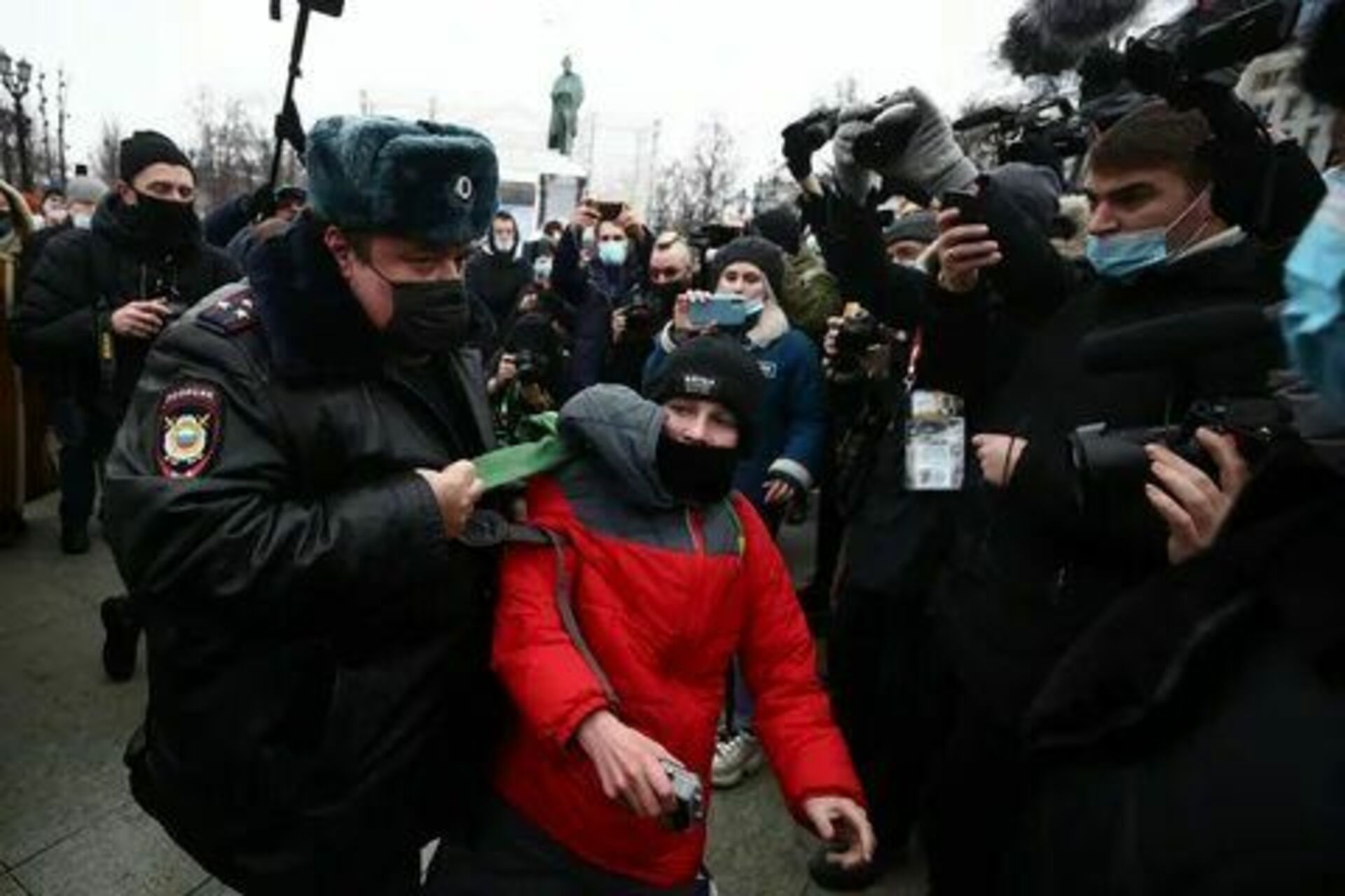 Дети на митинге навального. Школьника задержали на митинге. Задержанные дети на митинге. Задержание детей на митинге в Москве. Школьники на митинге.