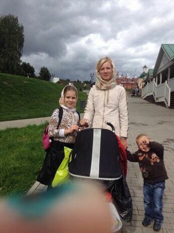 Катя с детьми по дороге из храма 
