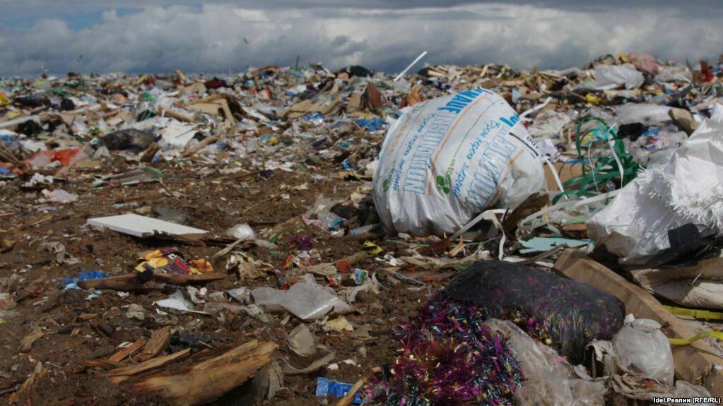 Жители Коломны продолжают блокировать московские мусоровозы
