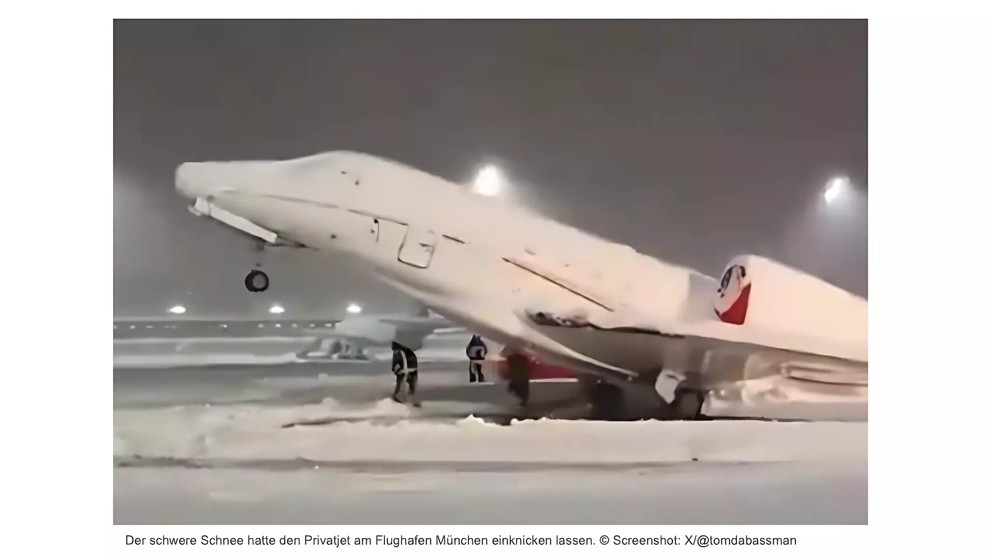 Застрявший в снегу частный самолет в аэропорту Мюнхена