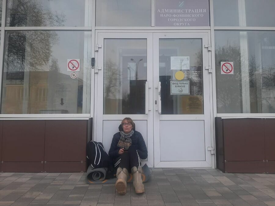 Татьяна Павлова в одиночном протесте  у здания Наро-Фоминской администрации