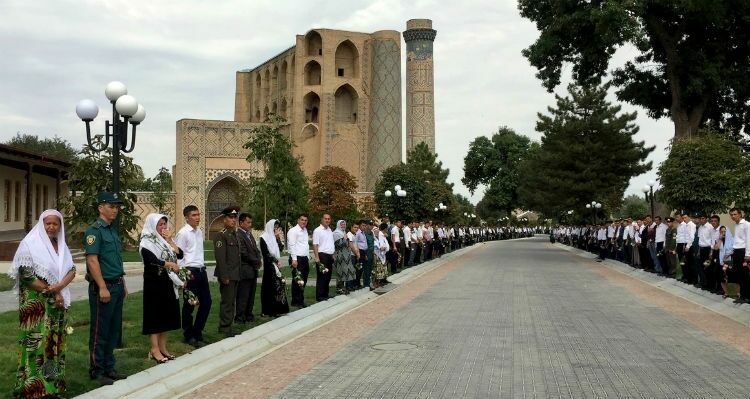 На могилу Ислама Каримова с утра приходят сотни жителей Самарканда