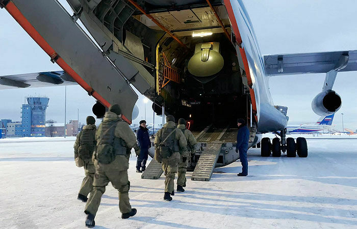 Минобороны РФ продолжает переброску военных в Казахстан