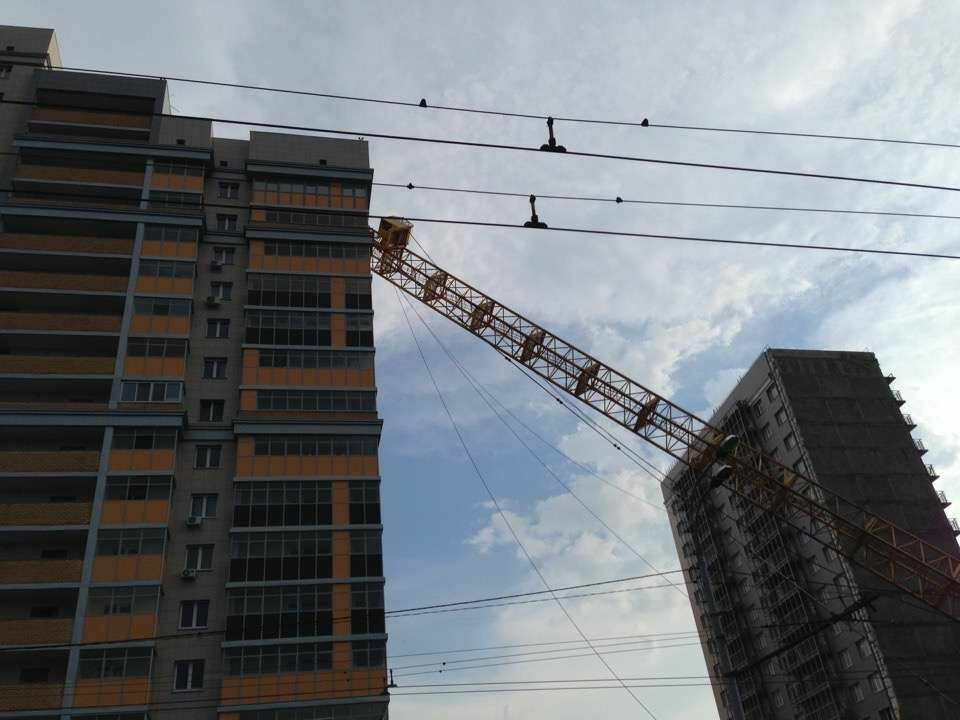 В Казани появилось видео падения крана на жилой дом