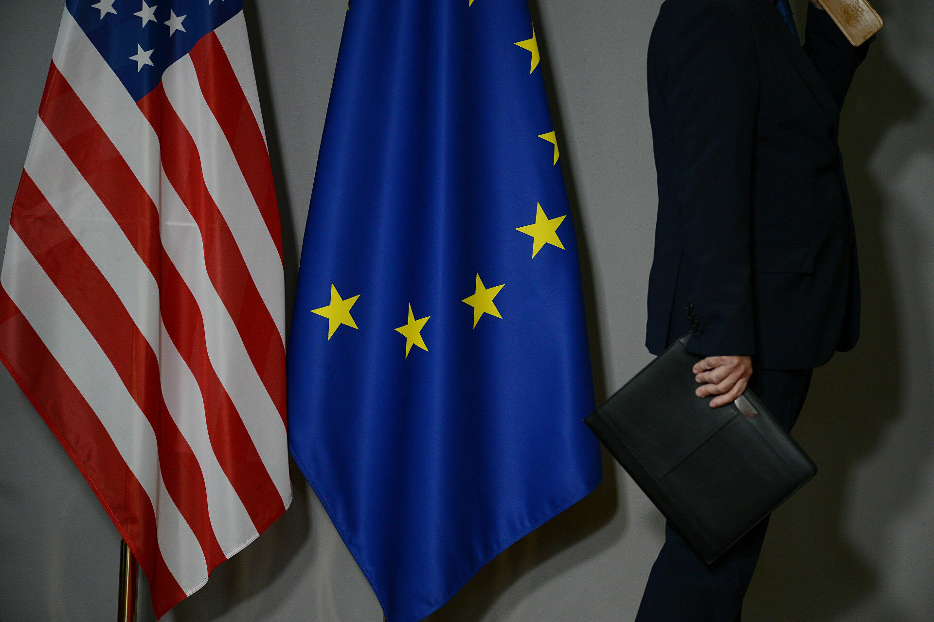 ЕС предупредил США о "негативном влиянии" автомобильных пошлин на ВВП