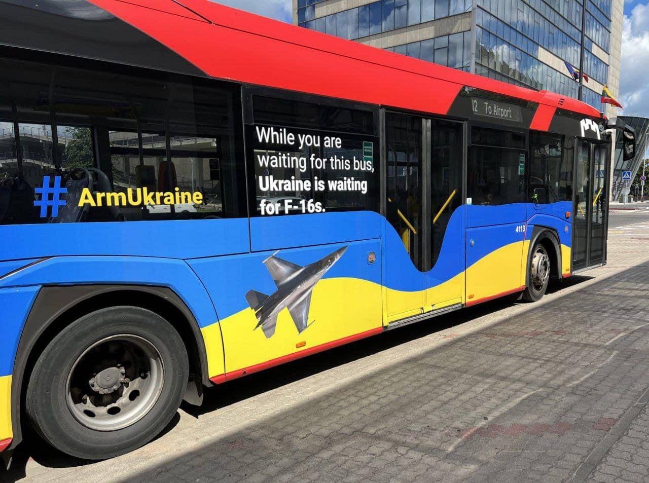 Так выглядят сейчас автобусы в Вильнюсе, где проходит саммит НАТО. На них написано: в то время как вы ждете автобус, Украина ждет F-16.