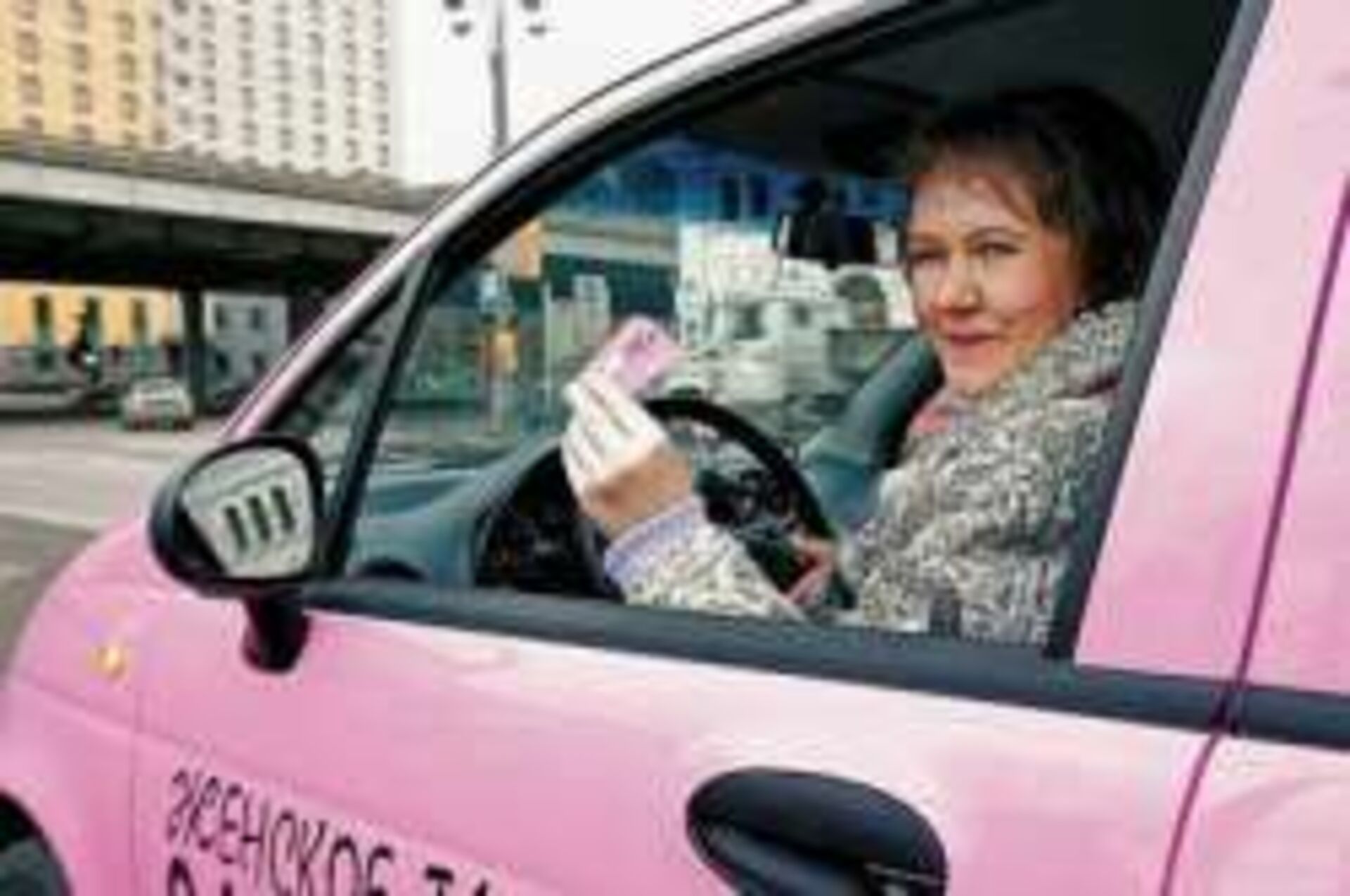 Глухая таксистка. Женское такси. Женское такси Москва. Женщина в такси. Название женского такси.