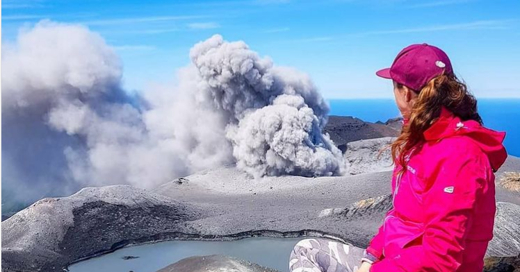 Вулкан Эбеко на Курилах выбросил столб пепла на высоту 3 километра