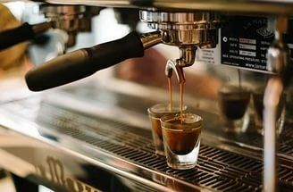 В ЮАР придумали подавать кофе в вафельном рожке (видео)