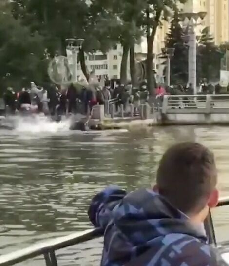Люди прыгают в воду, спасаясь от ареста