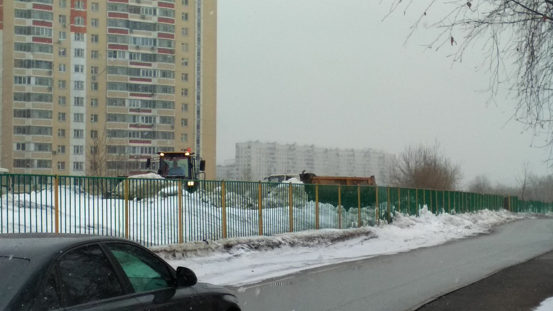 В Москве нет ничего более постоянного, чем "временное" складирование грязного снега возле ЖК "Юрлово"