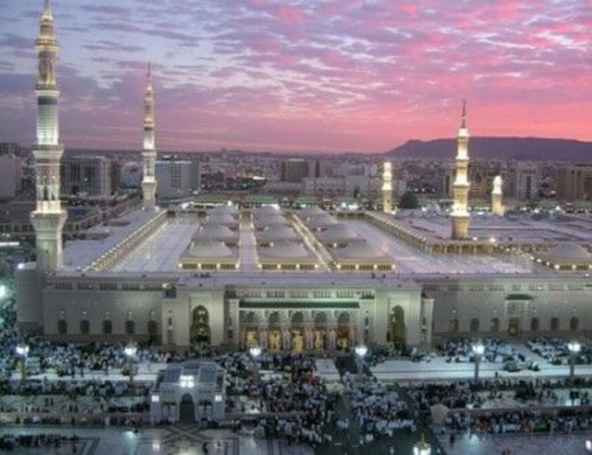 Медина что это. Саудовская Аравия Мадина макка. Мечеть пророка в Мекке. Мечеть Аль-харам Саудовская Аравия. Аль-Набави (мечеть пророка) в Медине.