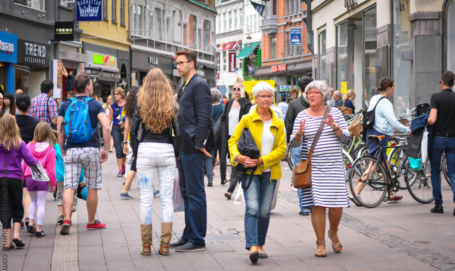 Хорошая жизнь в европе. Жители Дании это датчане. Люди в городе. Люди на улице.