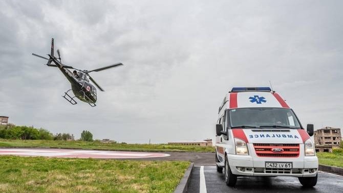 Медицинский вертолет вылетел из Еревана в Степанакерт для помощи раненым.