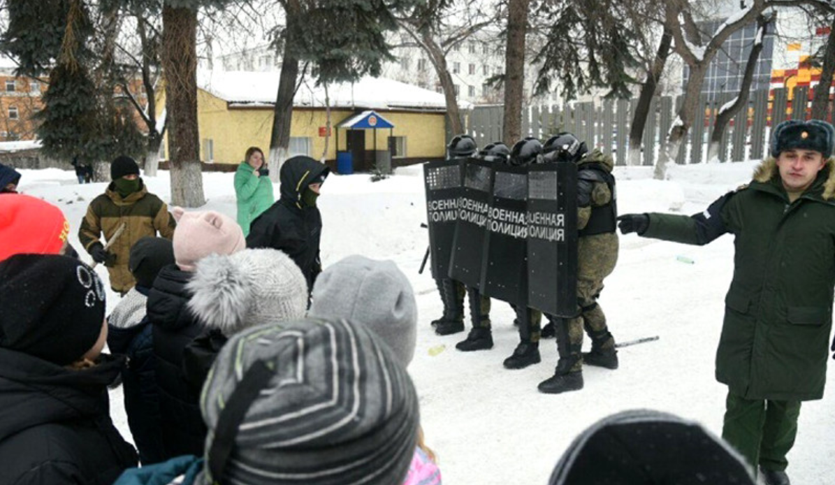 Екатеринбургских школьников учат разгонять митинги