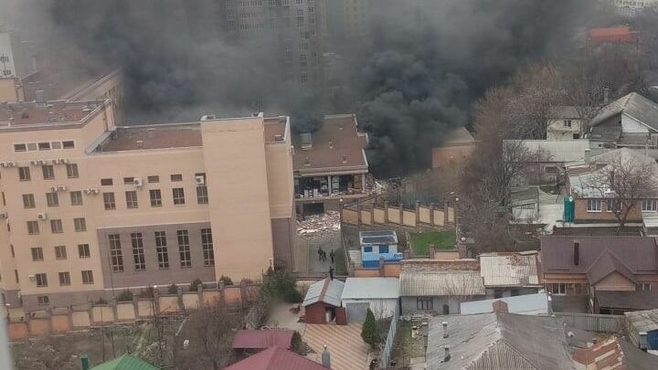В Ростове-на-Дону загорелось здание погранслужбы ФСБ