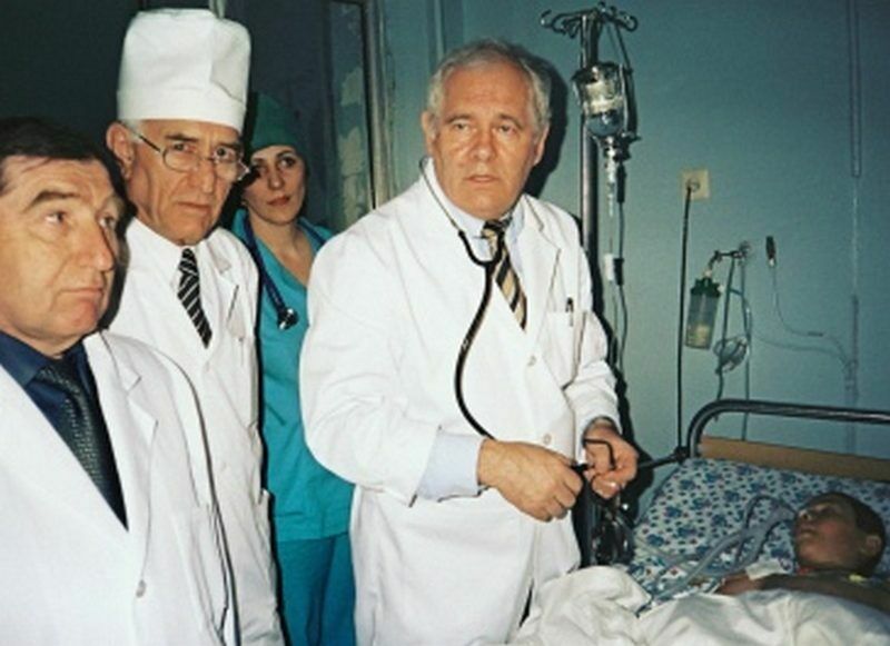 Леонид Рошаль (в центре) 