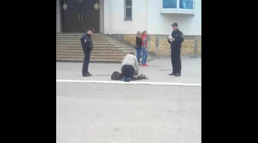 На Ставрополье полицейские принудили инвалида ползти до отделения (видео)