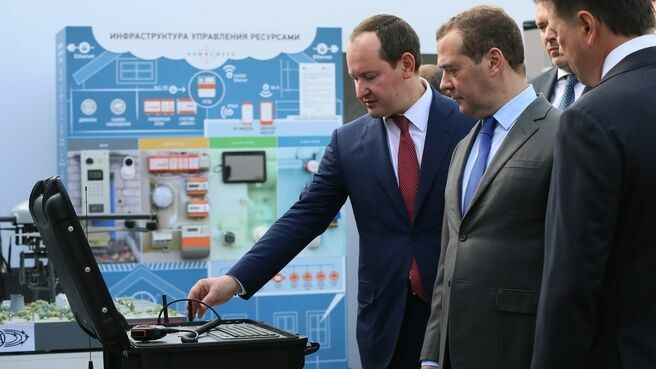 Глава «Россетей» Ливинский показал Медведеву возможности цифровых сетей