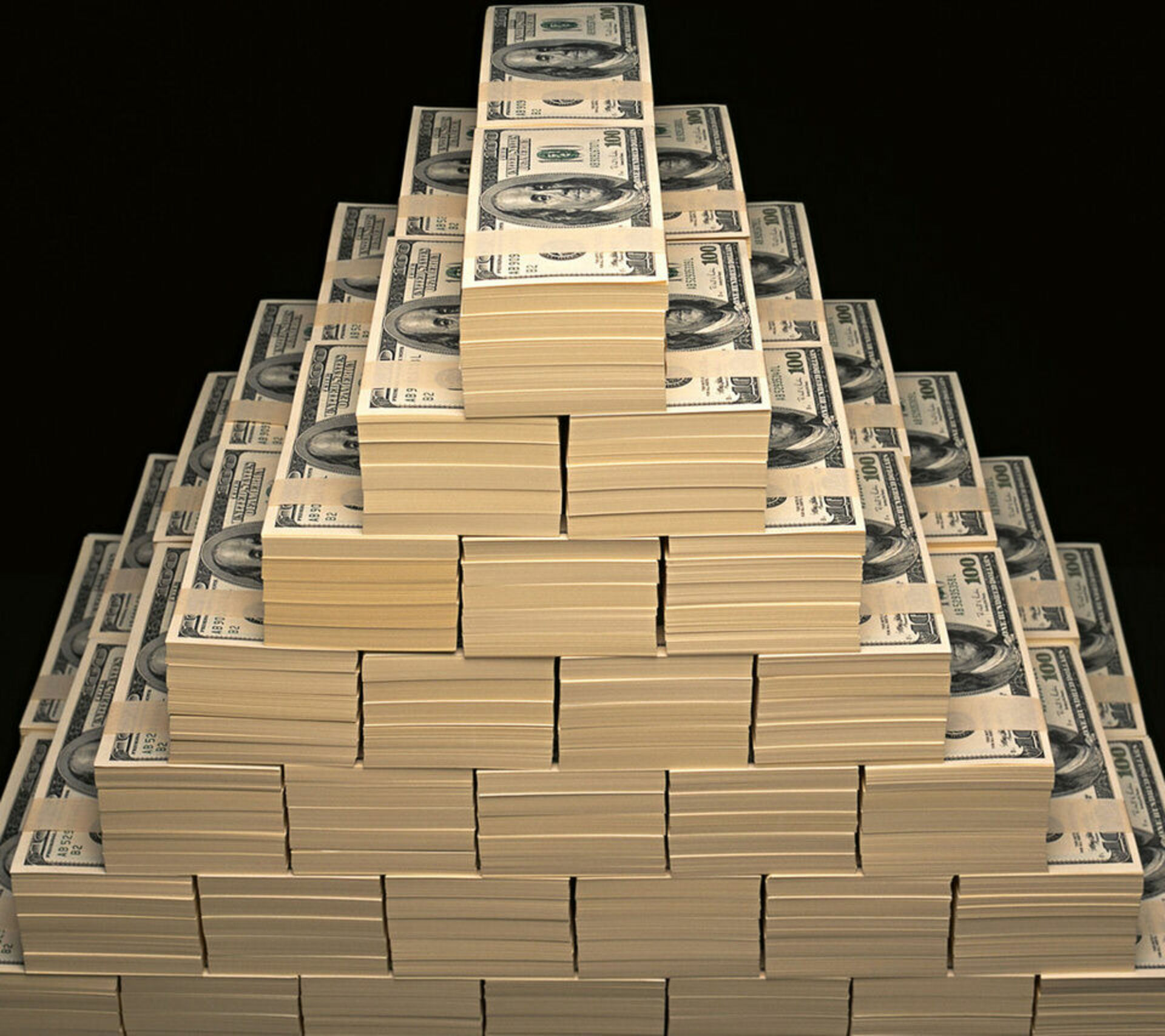 4 триллиона рублей. Куча денег. Много долларов. Пирамида на долларе. Гора денег.