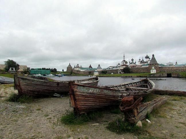 Гнилые лодки на фоне монастыря - типичная картина Соловков