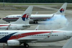 Малайзийский самолет экстренно приземлился с загоревшимся двигателем
