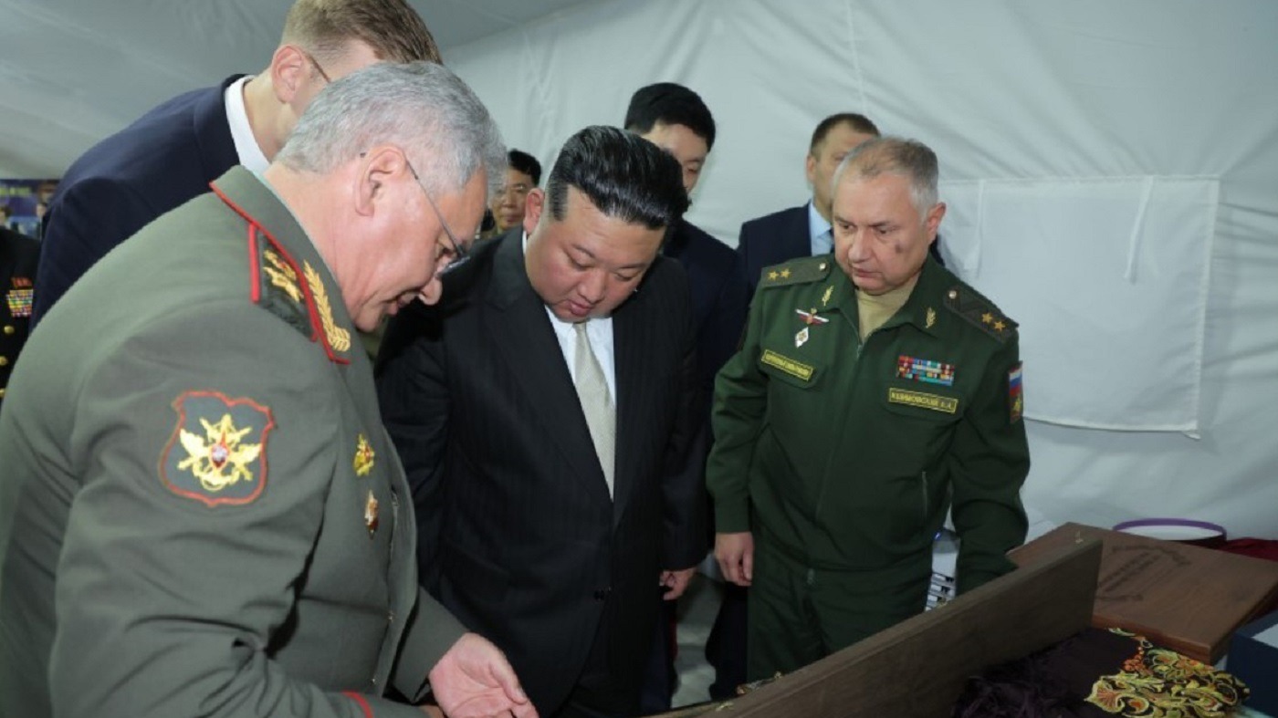 Ким Чен Ыну подарили шапку-ушанку, бронежилет и набор беспилотников (ФОТО)