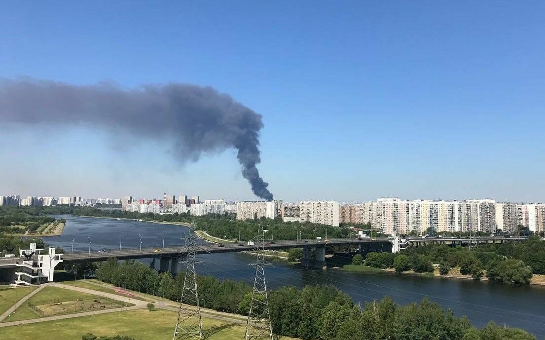 На Каширском шоссе в Москве тушат крупный пожар (ВИДЕО)