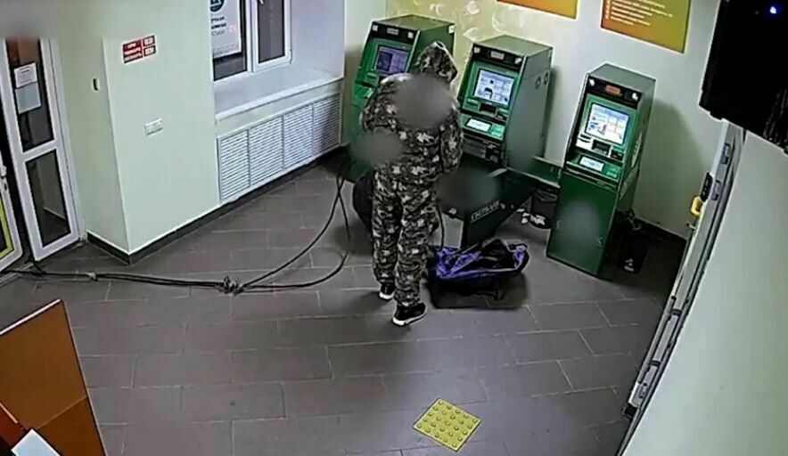Двое жителей Хабаровского края попытались с помощью троса украсть банкомат из банка