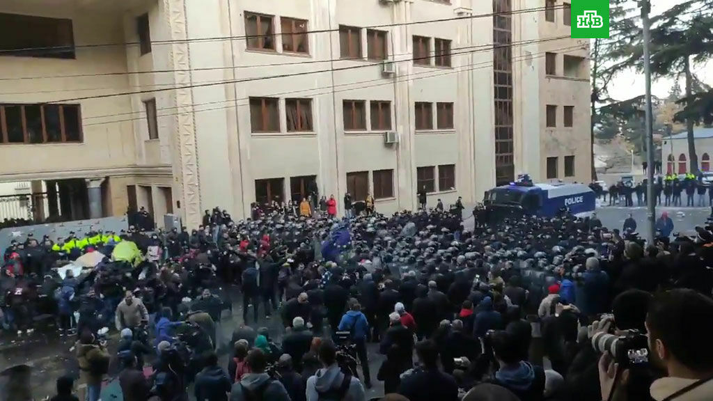 В Тбилиси возобновились протесты у стен парламента