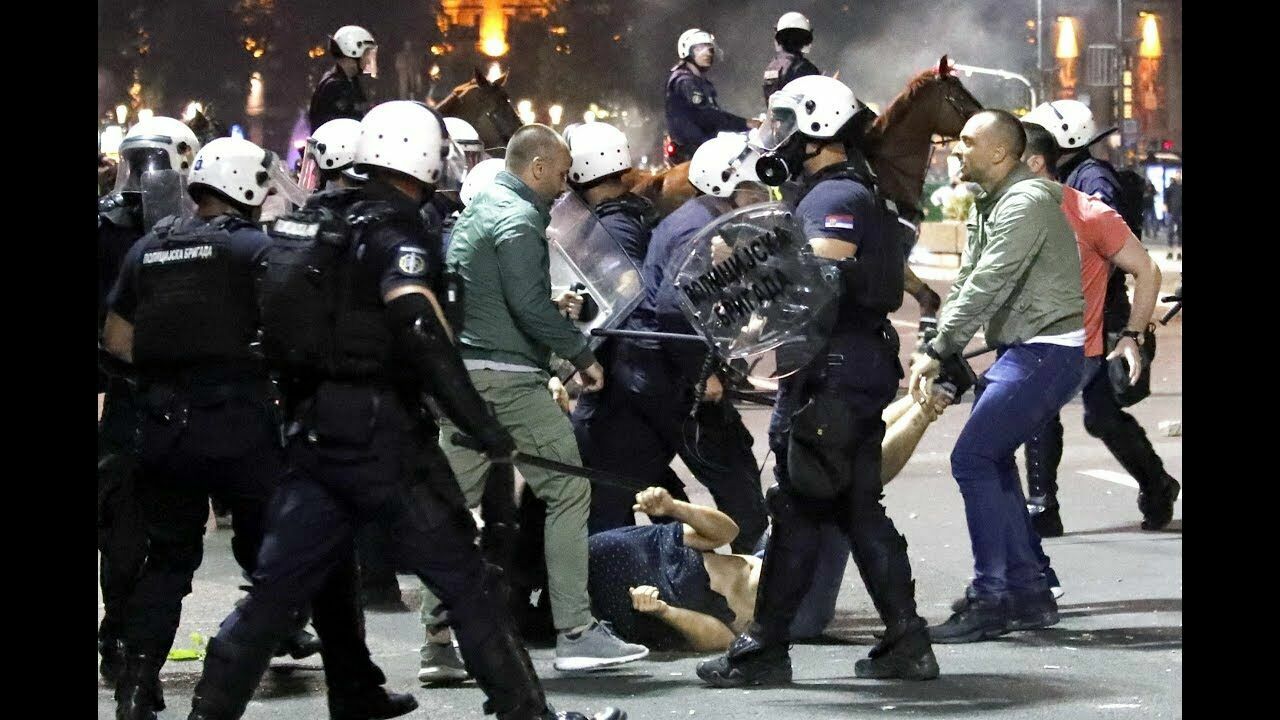 В ходе очередных беспорядков в Белграде пострадали 14 полицейских