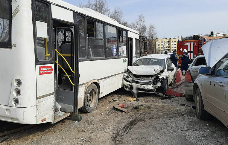 Пассажирский автобус в Рязани столкнулся с семью автомобилями