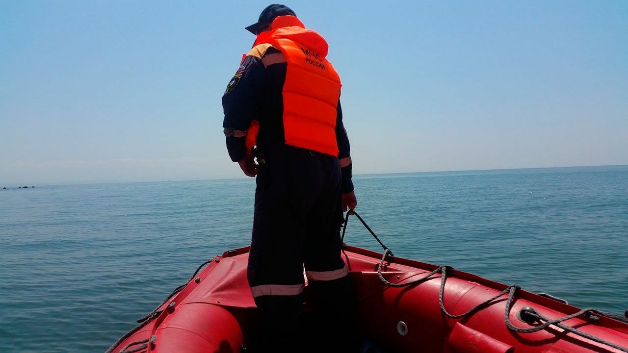 Спасатели нашли пропавший в Каспийском море катер