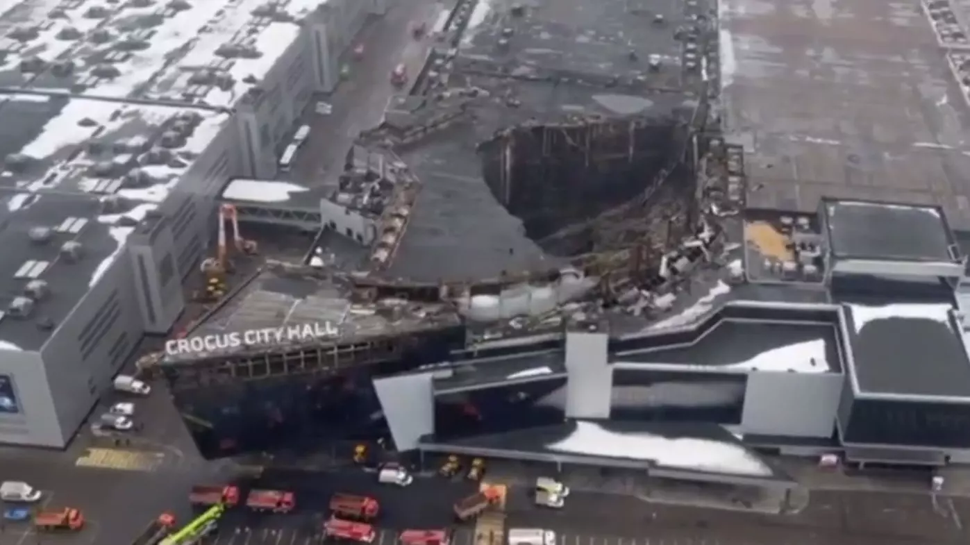 Огромная воронка в крыше: как выглядит разрушенный «Крокус Сити Холл» с воздуха