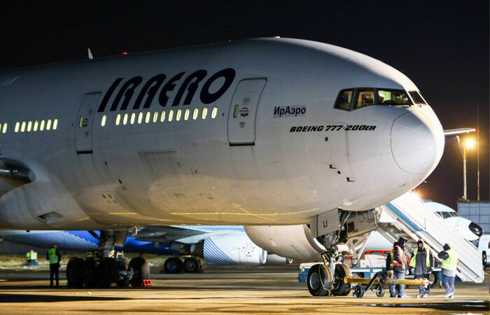Авиакомпания "ИрАэро" вывезет туристов "Жемчужной реки" за свой счет