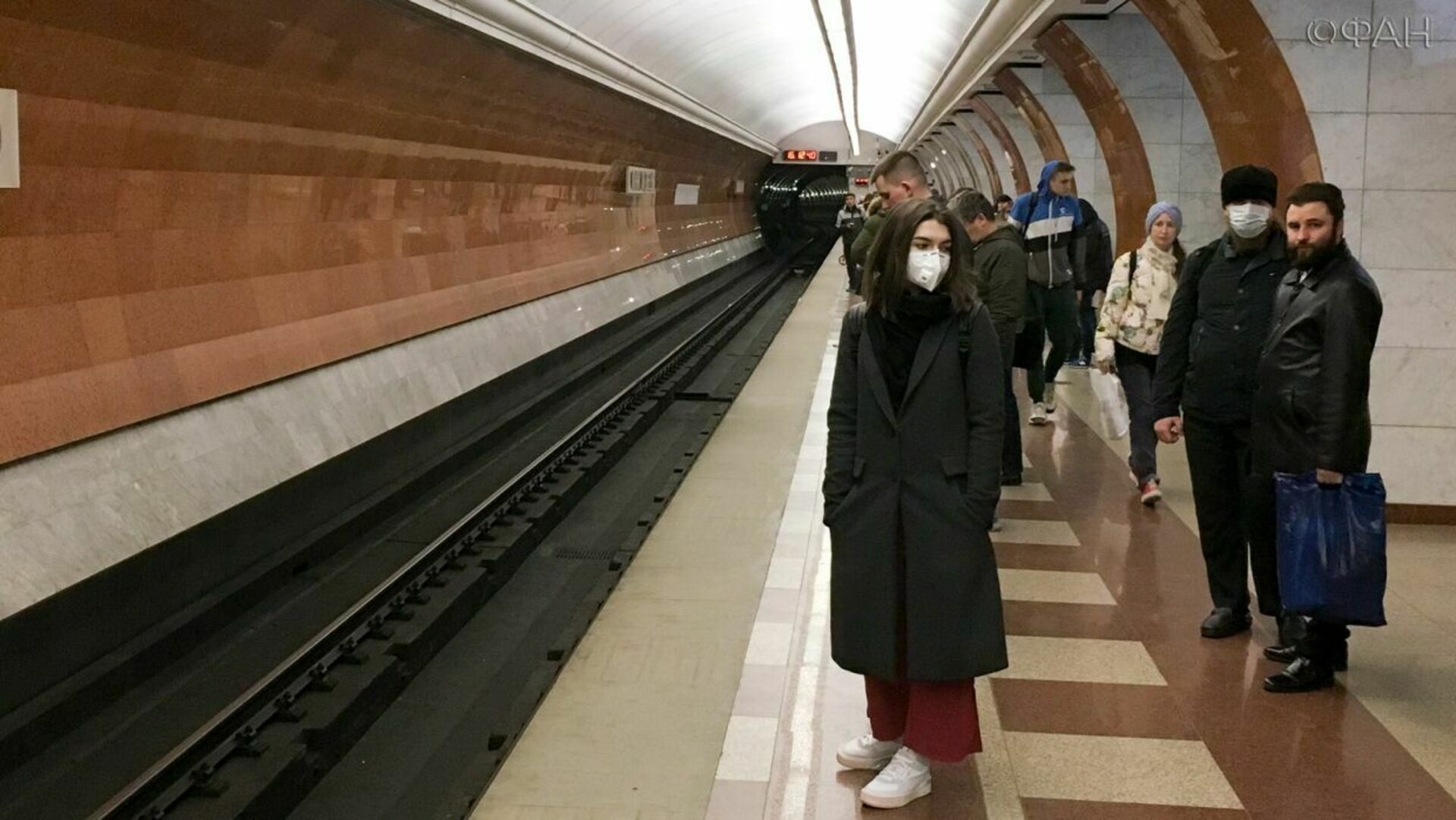 Что сегодня произошло в московском метро. Станция метро с поездом. Станция метро рельсы. Люди на платформе метро.