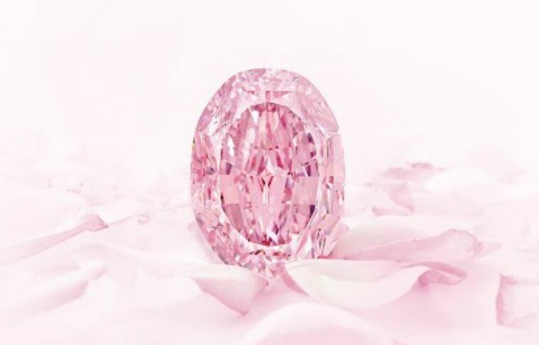 Добытый в России розовый бриллиант продали за рекордные 26,6 миллиона долларов