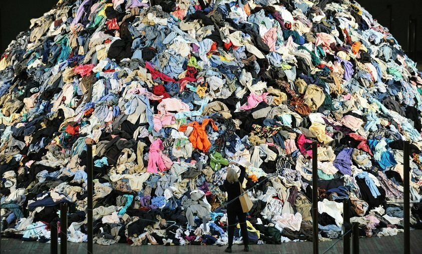 Так выглядят 30 тонн выброшенной одежды. Инсталляция французского художника Кристена 