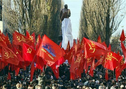 Националисты замочили искалеченного Ленина