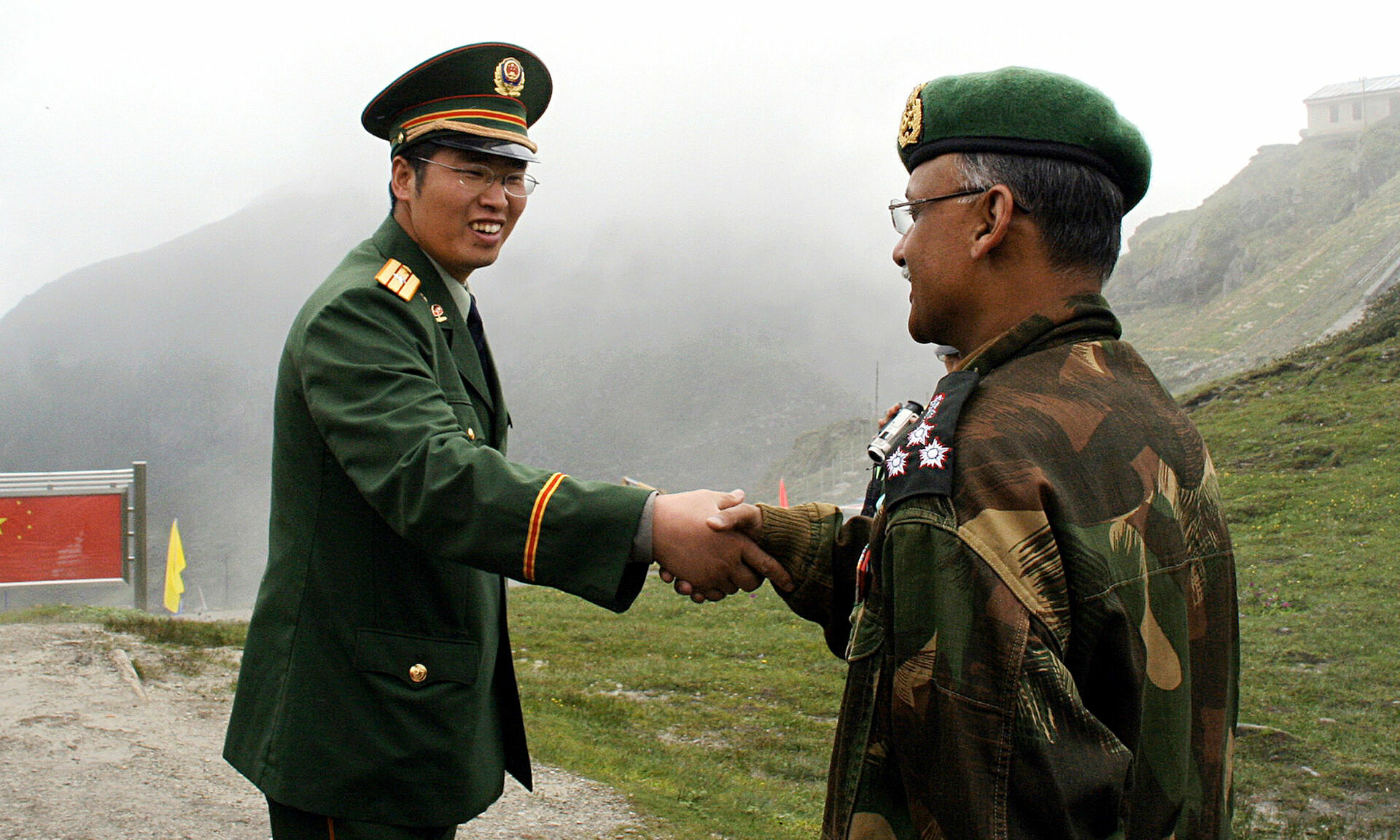 Китайские и индийские командиры пытаются предотвратить кулачные бои на границе