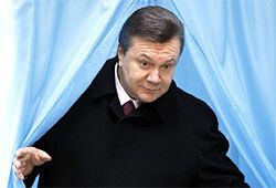 Экзит-поллы: Янукович побеждает с 48,7-50,2%, у Тимошенко – 44-45,6%