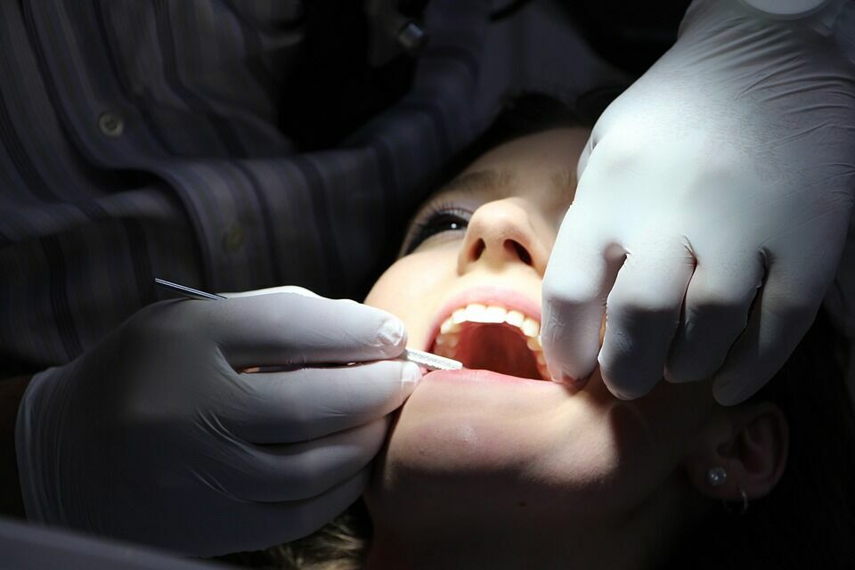 Врач, удалившая пациентке 22 здоровых зуба, сбежала от следствия