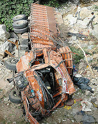 В ущелье на западе Индии упал автобус с паломниками