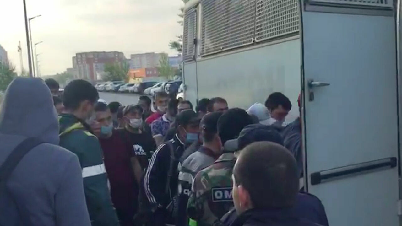 Почти 200 мигрантов депортировали из Москвы после драк с их участием