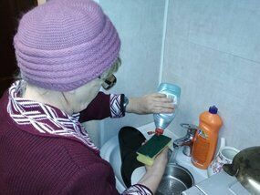 Нина Борисовна Варавина перемывает посуду.