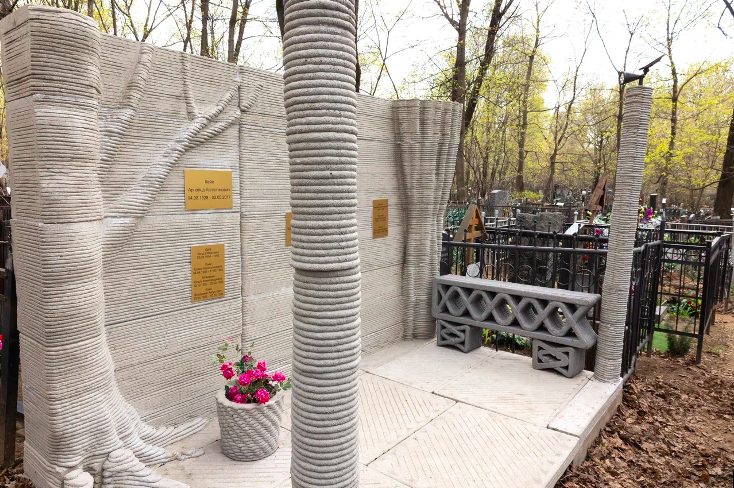 3D-печать добралась до кладбищ: в Москве появилось надгробие, созданное принтером