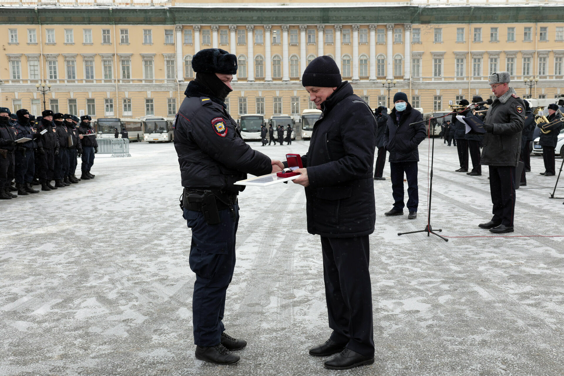 Участвующих в разгонах митингов силовиков наградили в Санкт-Петербурге
